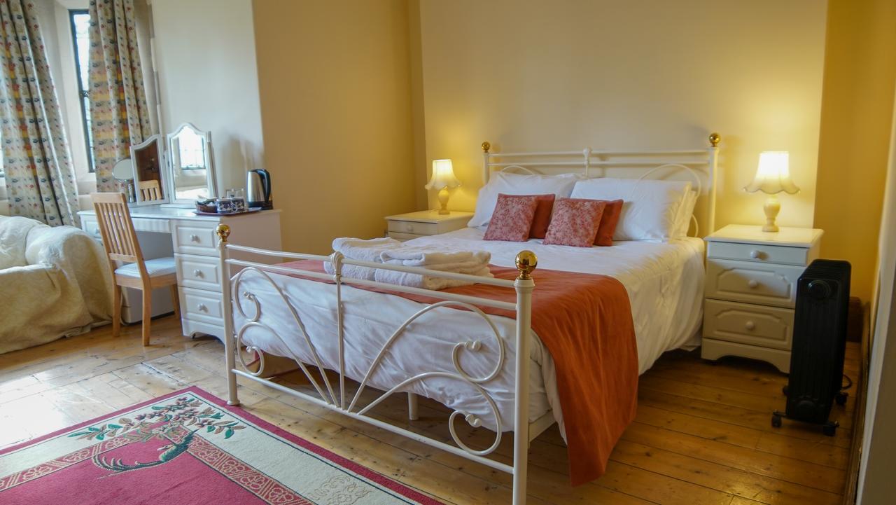 Cleeve House Bed & Breakfast Melksham Exterior photo